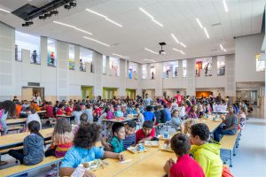 elementary students eating lunch
